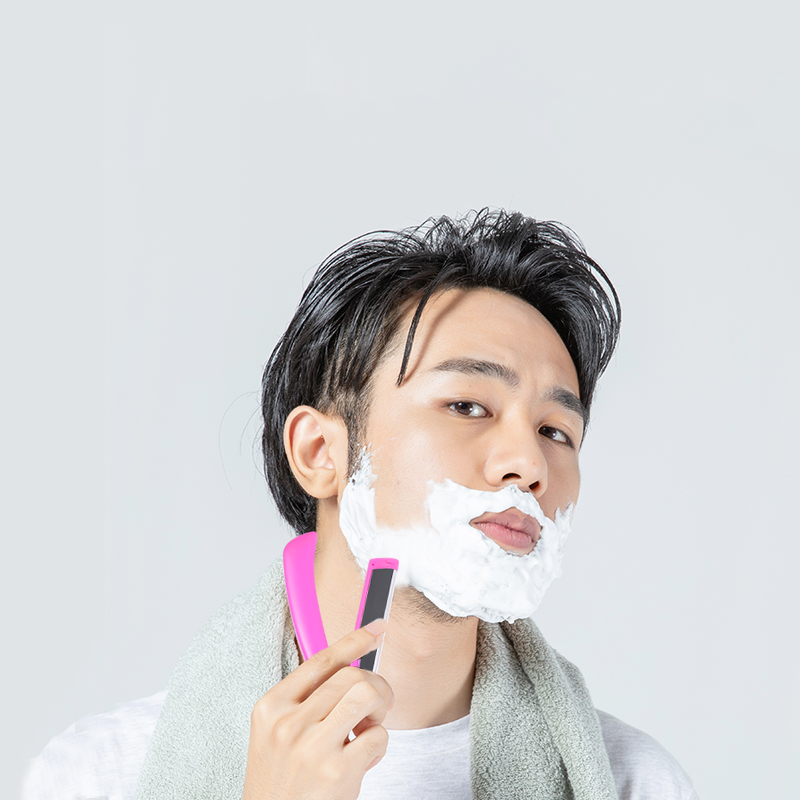 Plastic scheermeshandvat met 74 mesjes